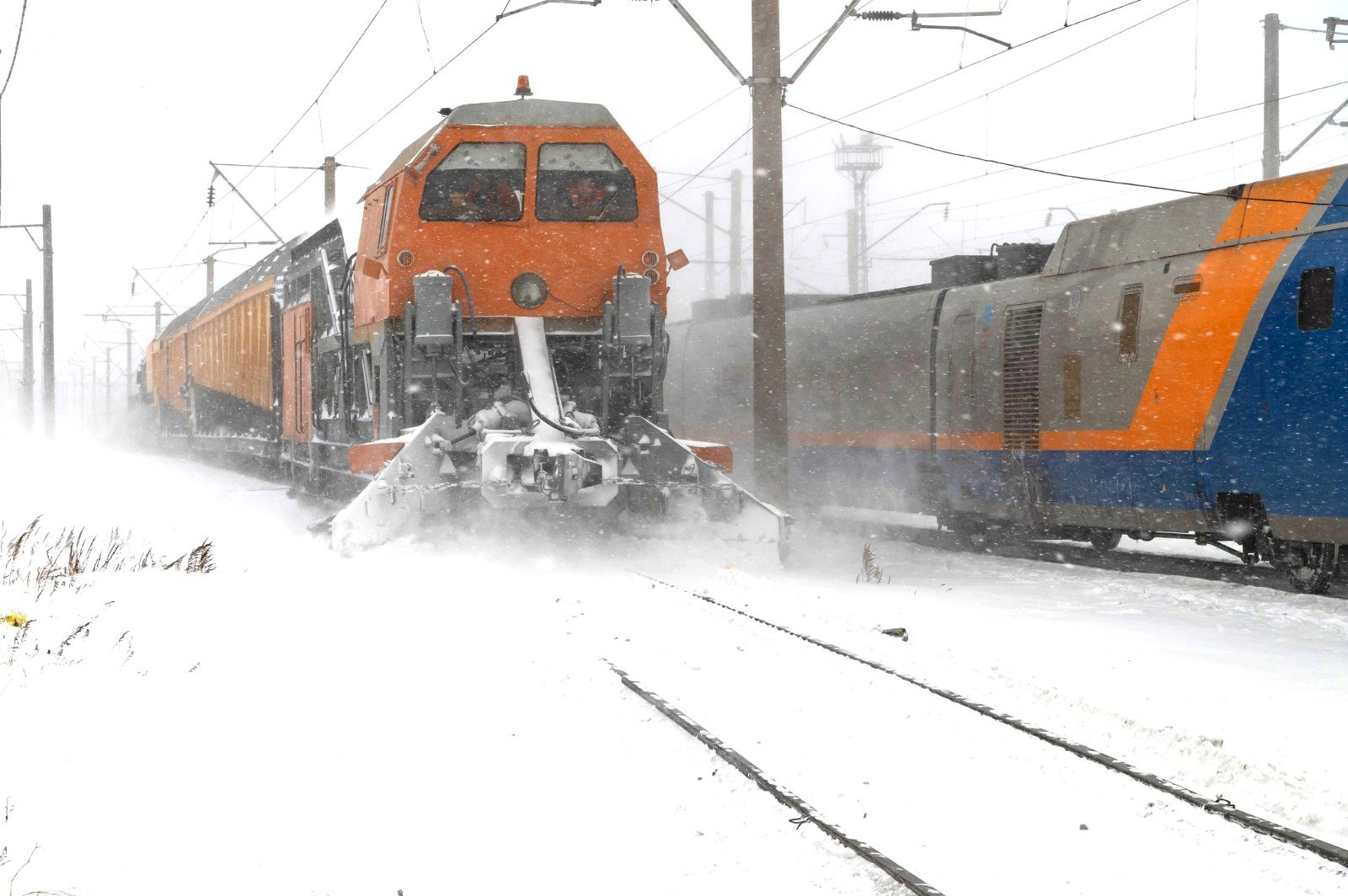 Ақтөбе облысында жолдың жабылуына байланысты 540 жолаушы пойызбен жеткізілді