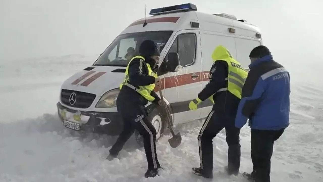 Қарағанды облысында полицейлер ақ түтек боранда мыңдаған адамды құтқарды