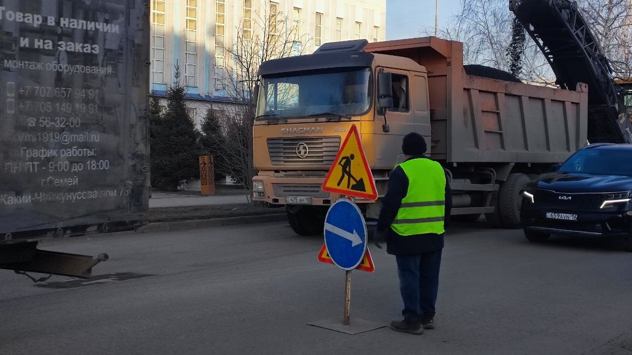 «Асфальт растаял»: в Семее просят отключить «Сергеки» из-за ям