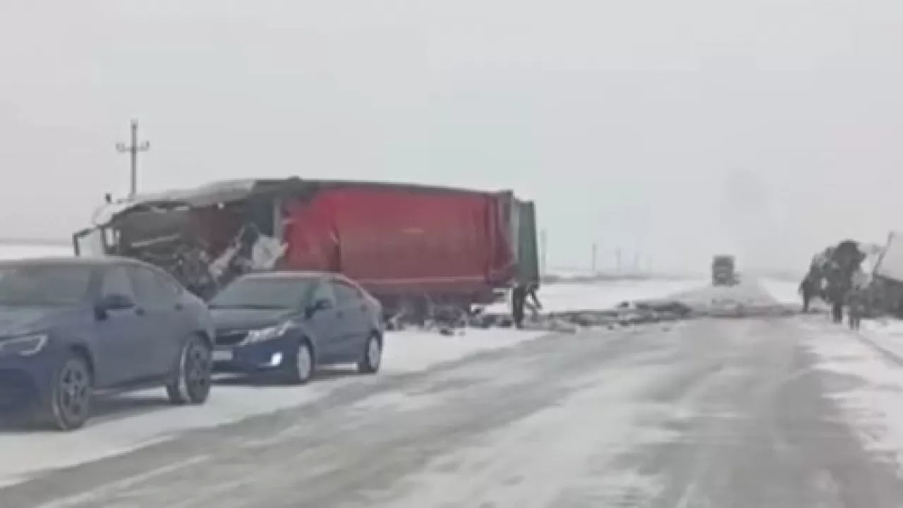 СҚО-да екі жүк көлігі соқтығысып, бір жүргізуші мерт болды