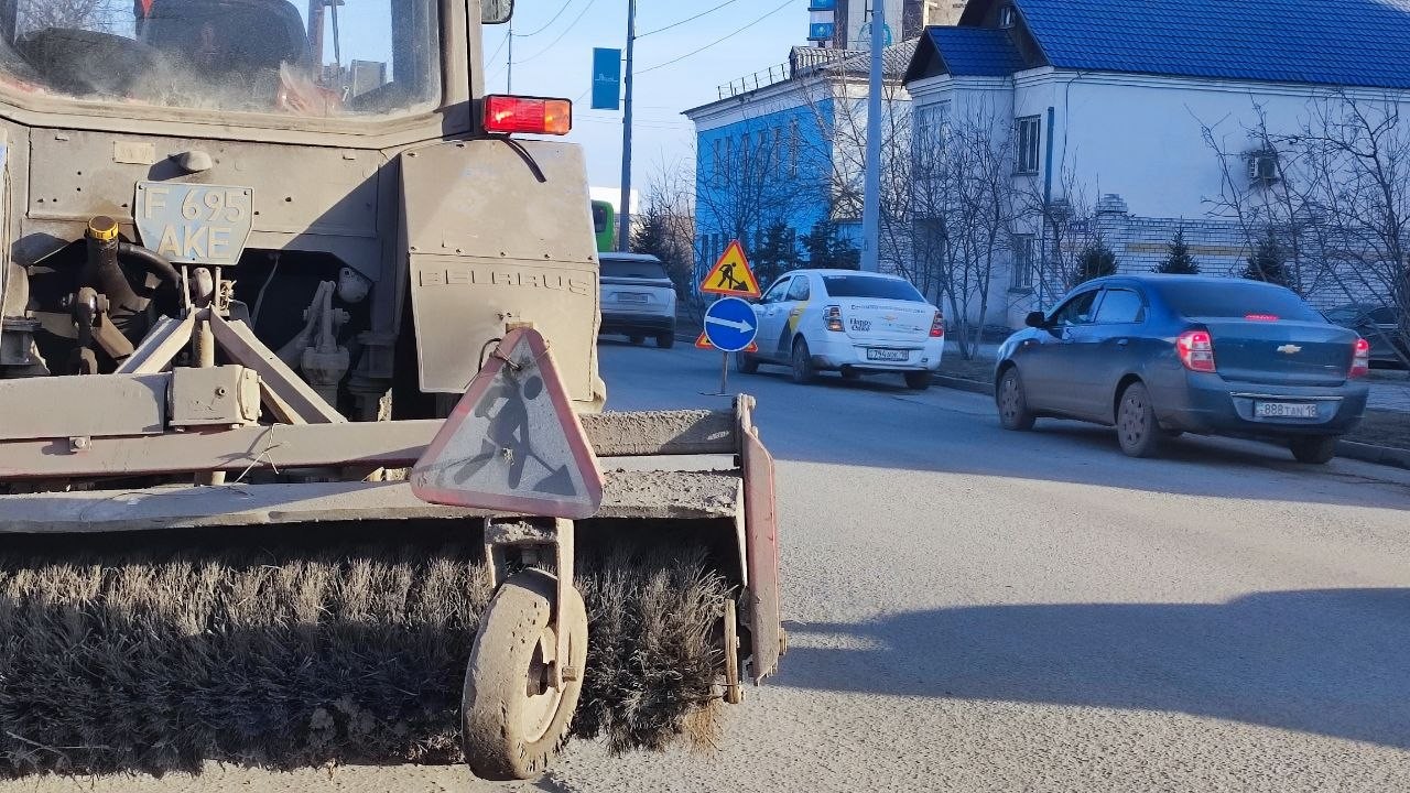 «Асфальт растаял»: в Семее просят отключить «Сергеки» из-за ям