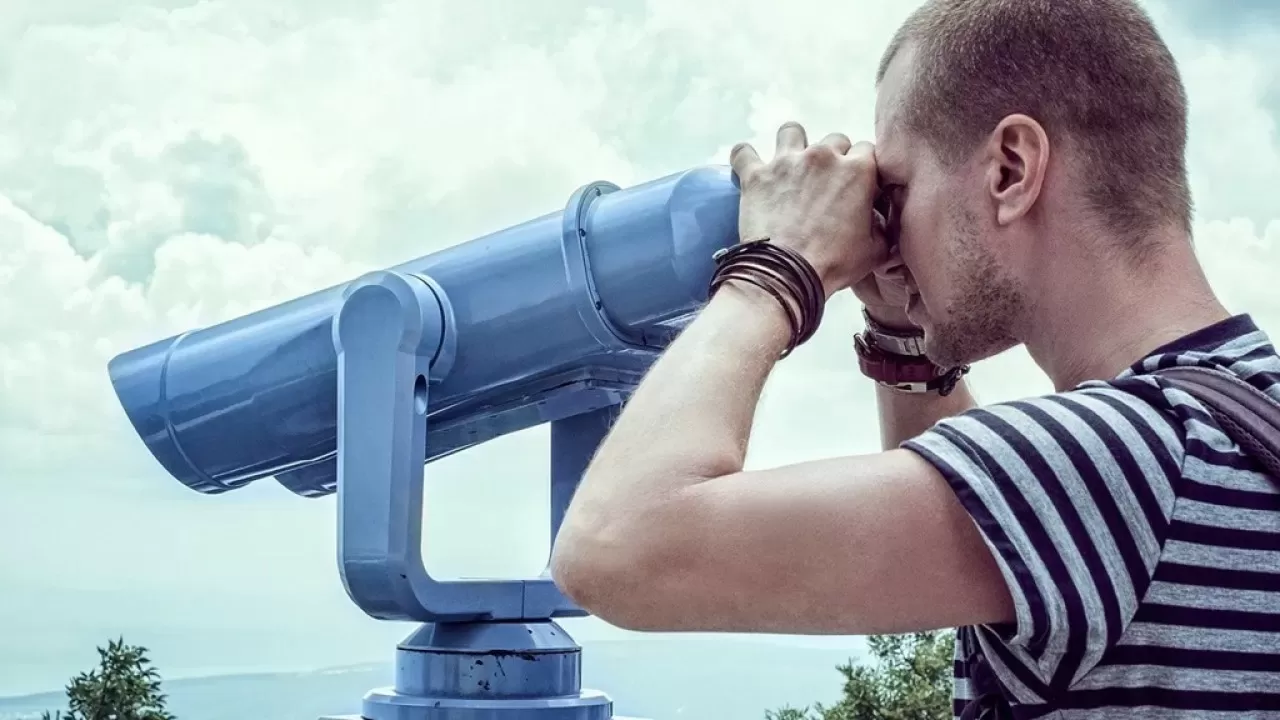 Навязчивого поклонника жительницы Атырау наказал суд