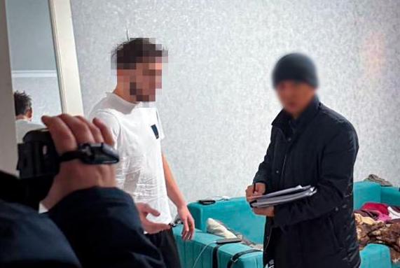 Жүргізуші куәлігі үшін емтиханға басқа адамды кіргізіп, пара алғандар ұсталды