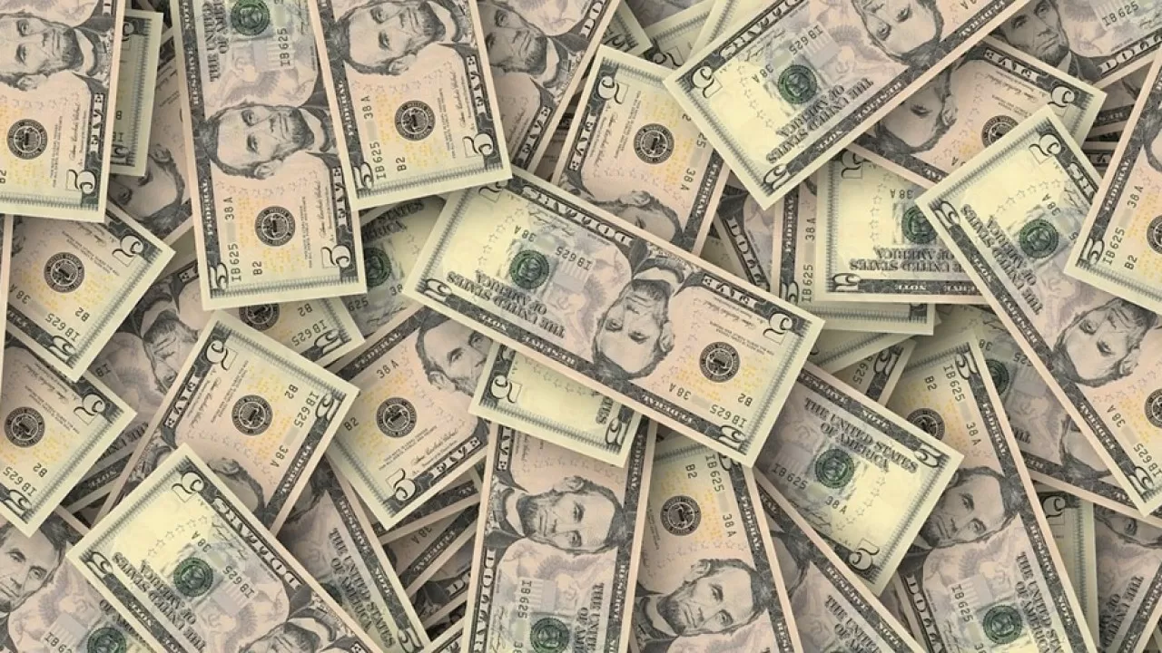 На долларах появится подпись Трампа