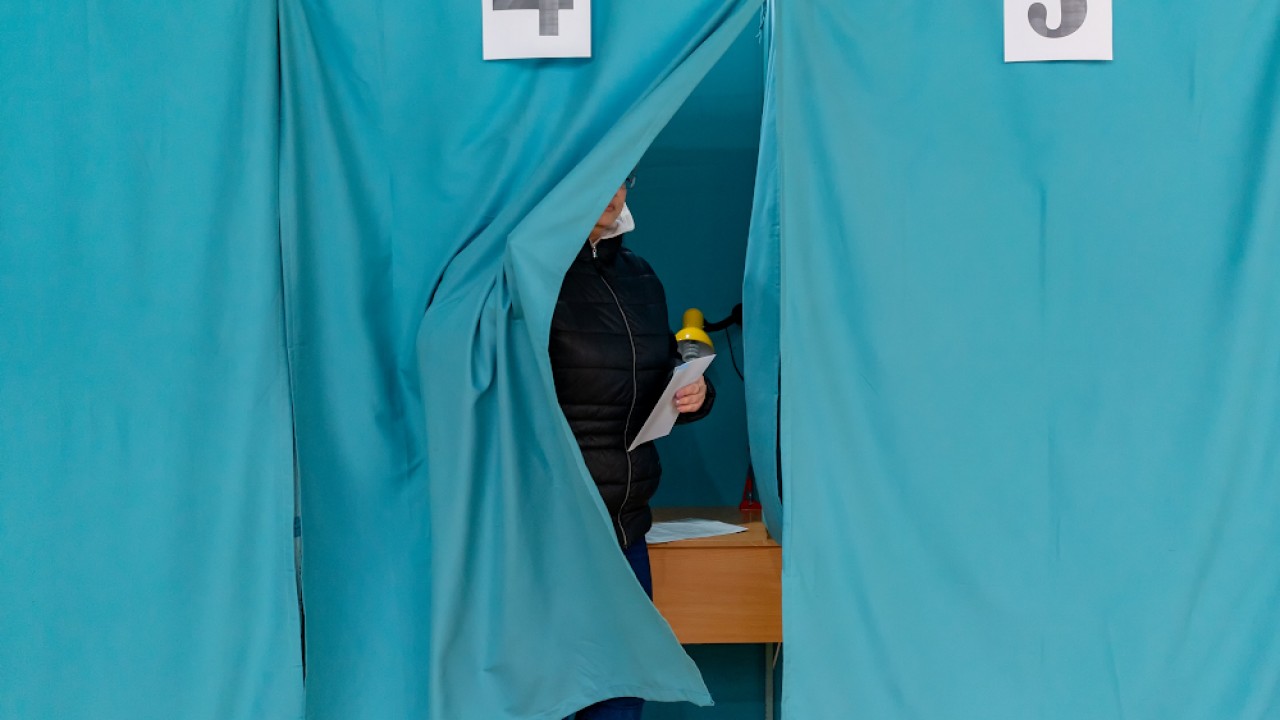 Алматинцы активнее голосуют за Конституцию, чем за АЭС