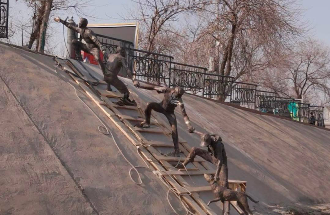 Алматыда итті құтқарған адамдарға арналған мүсін орнатылды