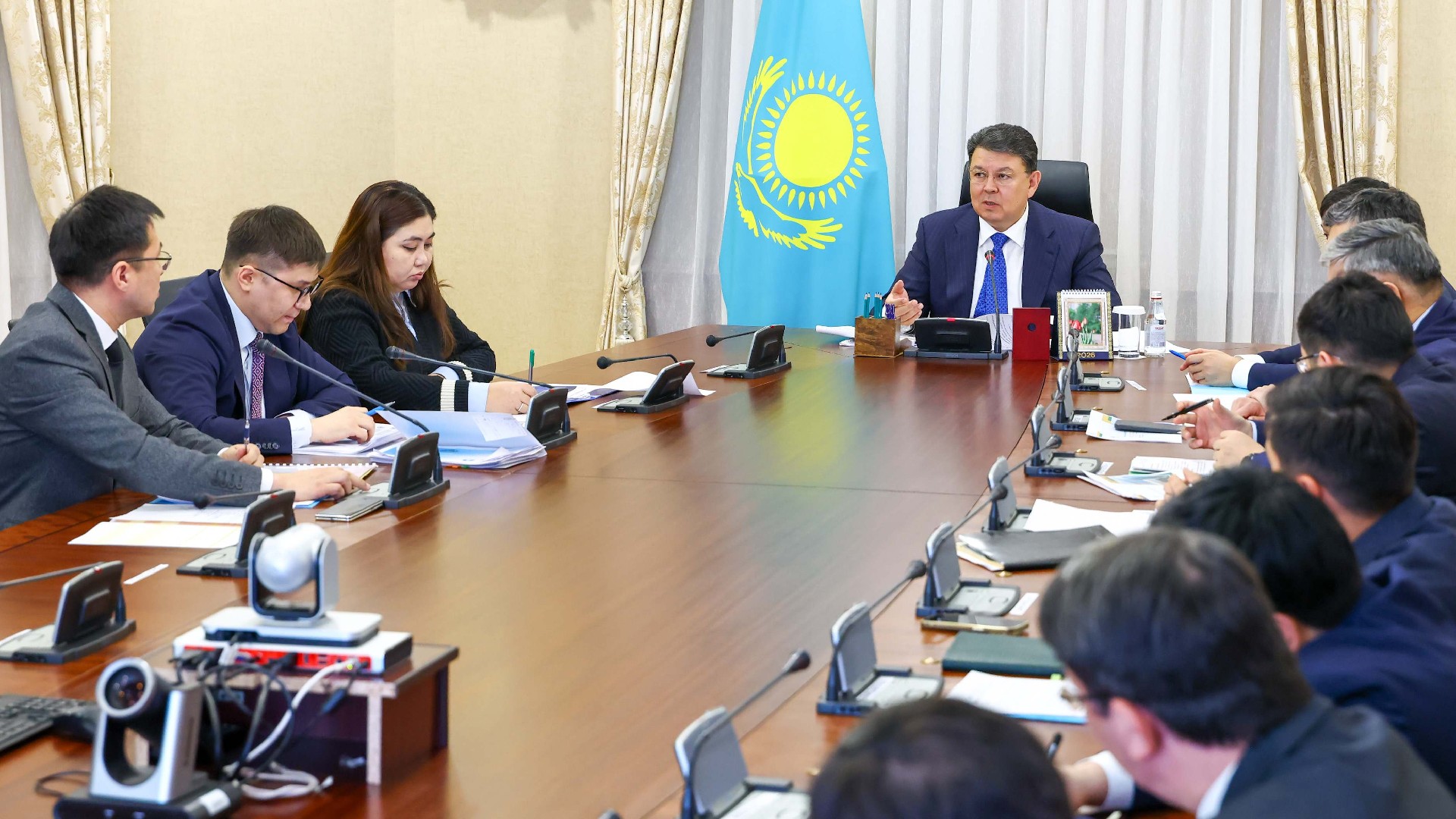 Қанат Бозымбаев ЭКСЖ бойынша артта қалған жобаларды жеделдетуді талап етті