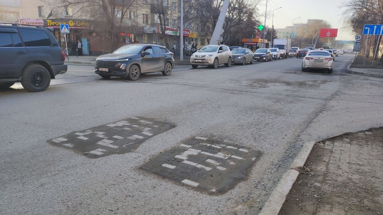 «Асфальт растаял»: в Семее просят отключить «Сергеки» из-за ям