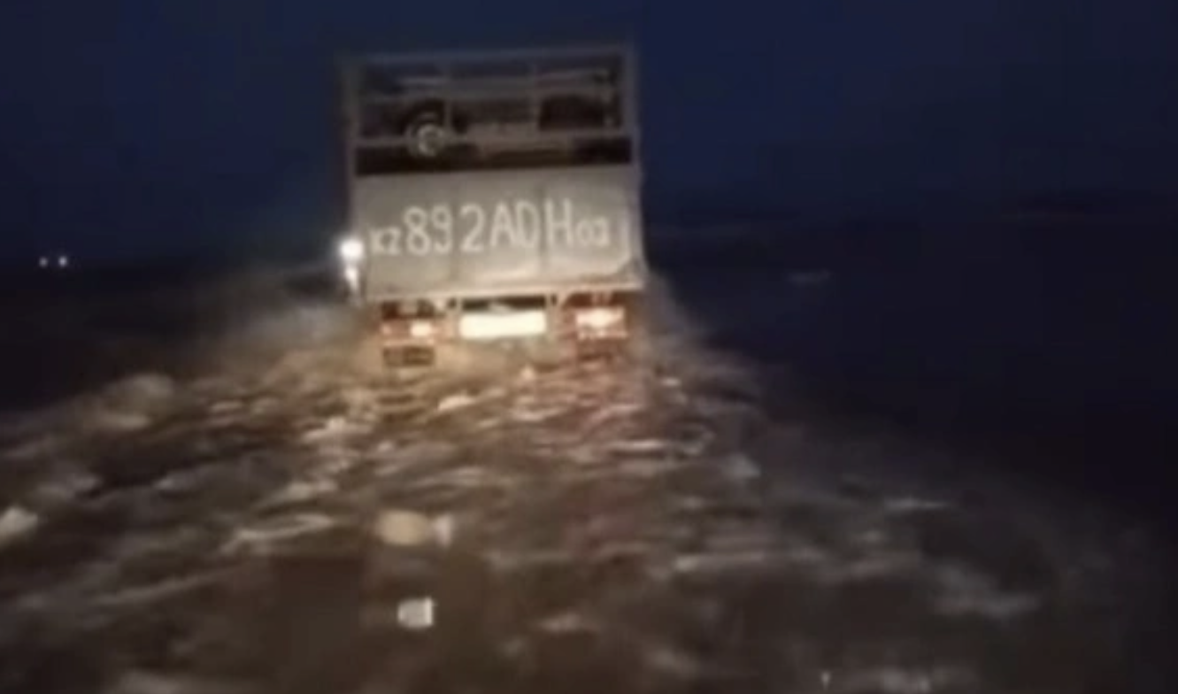 Солтүстік Қазақстанда еріген қар суы республикалық тасжолды шайып кетті