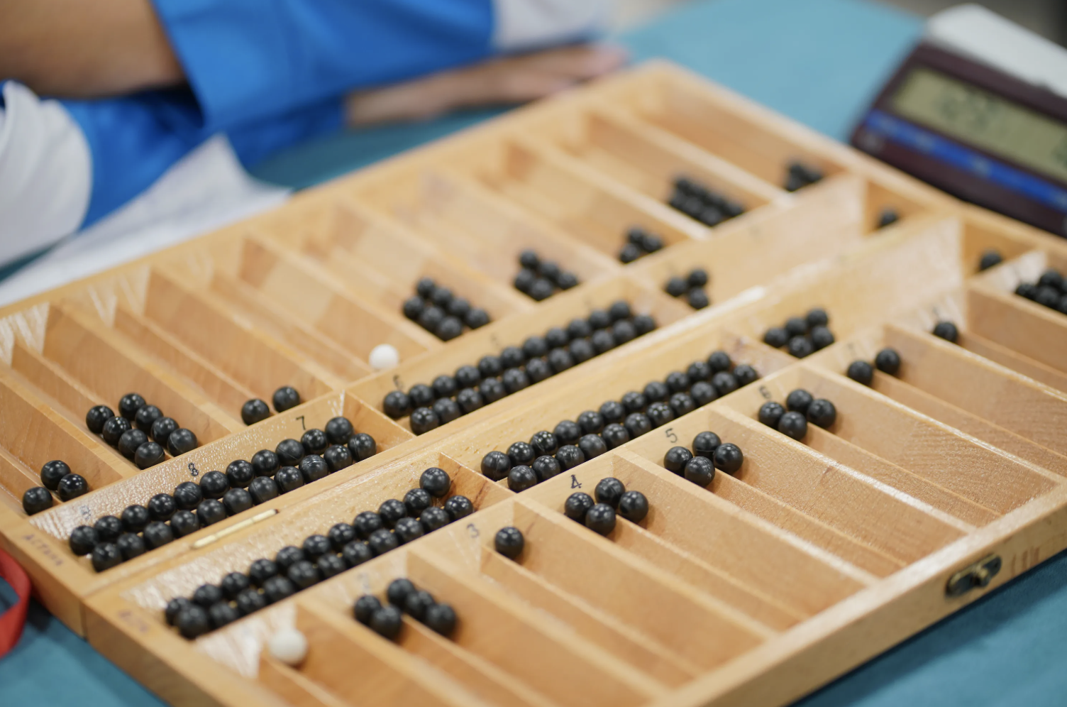 Қазақстанда тұңғыш рет адам мен ЖИ тоғызқұмалақ ойнады