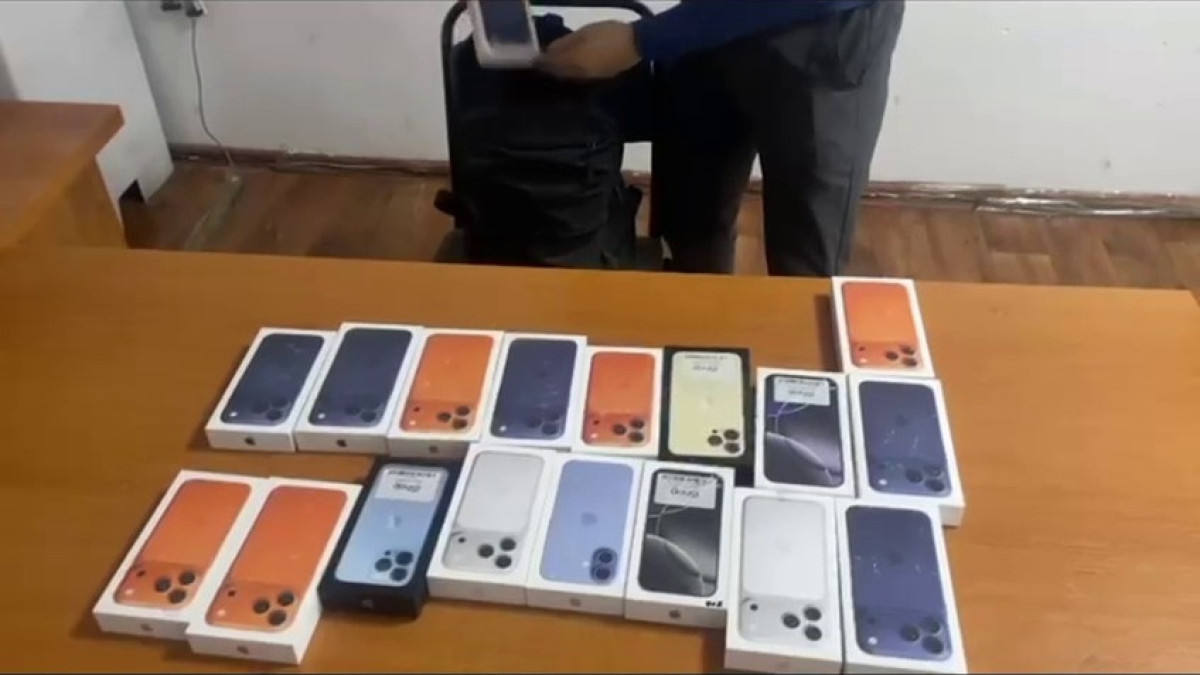 Ақтөбеде ер адам дүкен есігін сындырып, 20-ға жуық телефон ұрлаған