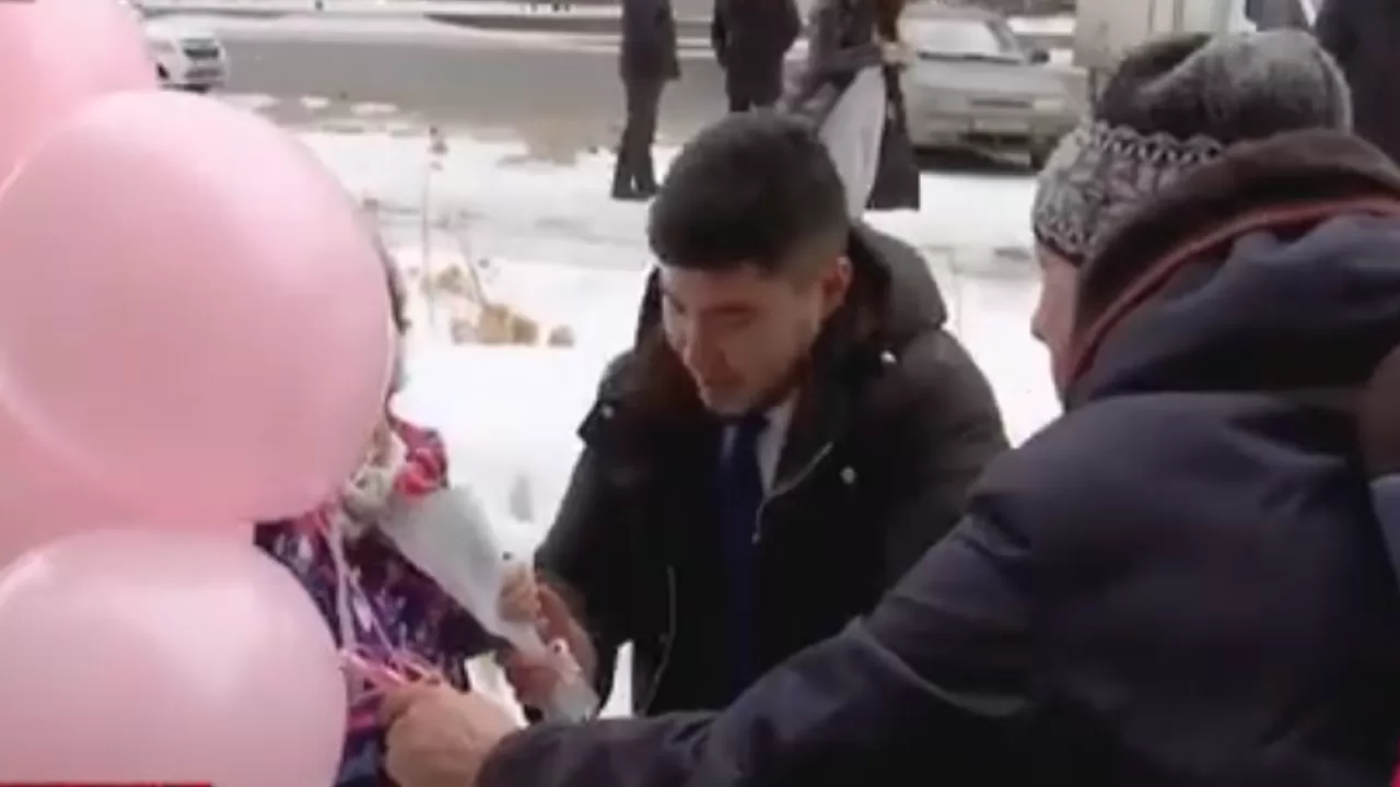 Жительниц Астаны поздравили с наступающим 8 марта