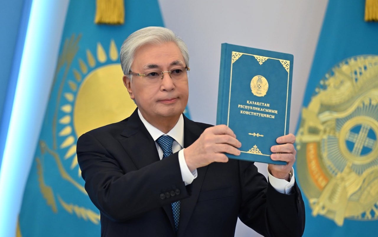 Президент қазақстандықтарды жаңа Ата Заңды қабылдаумен құттықтады