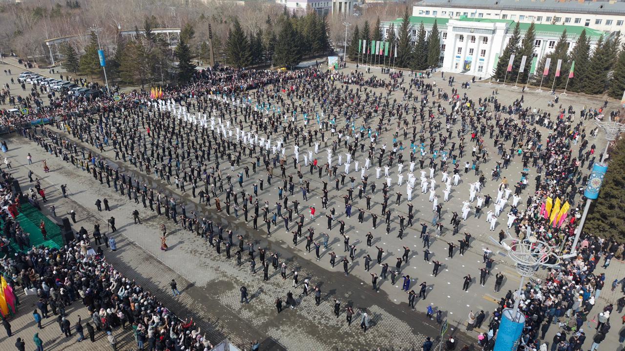 Көкшетауда ұлттық шапан киген 2 мыңнан астам адам "Қара жорға" биін биледі
