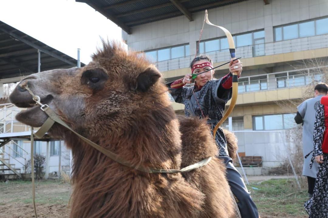Алматыда түйе үстіндегі қыз 10 секундта 4 нысана көздеп, әлемдік рекорд орнатты