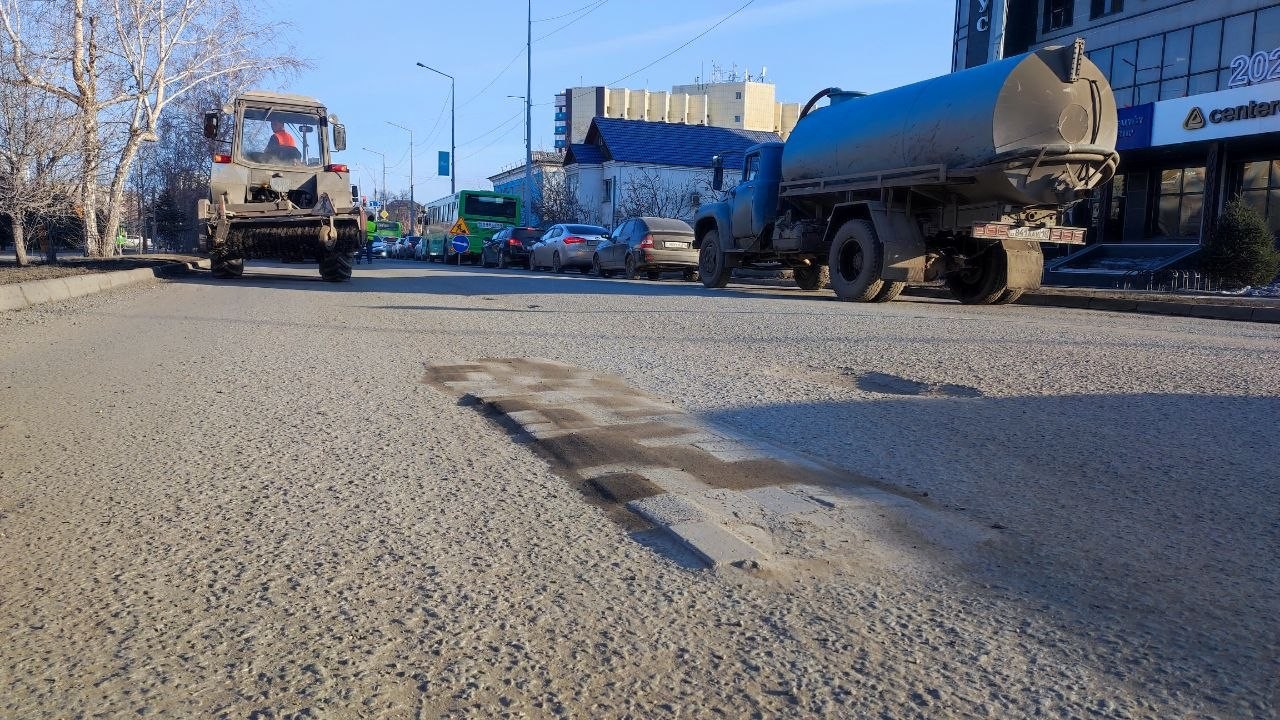 «Асфальт растаял»: в Семее просят отключить «Сергеки» из-за ям