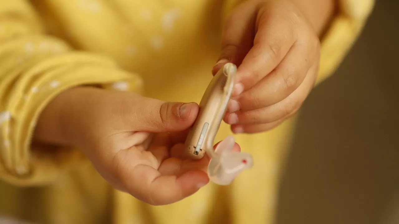 Почему нельзя упускать снижение слуха у детей 