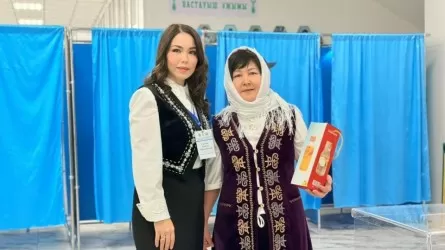 На избирательных участках Астаны вручают подарки первым проголосовавшим