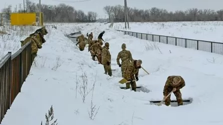 Военные помогают очищать арыки от снега в Уральске 