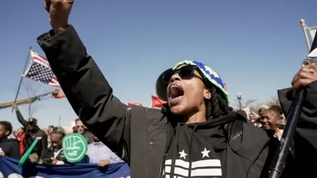 США охватили многотысячные протесты против политики Трампа