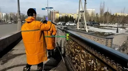 Астана встречает весну: коммунальщики моют улицы и ремонтируют дворы 