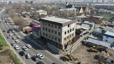 Четырехэтажное здание сносят в Алматы