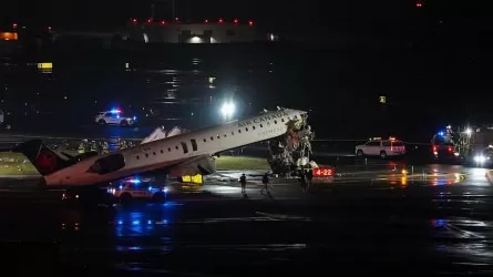 В Нью Йорке самолет врезался в пожарную машину, аэропорт закрыт