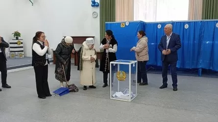 101-летняя алматинка пришла на референдум 