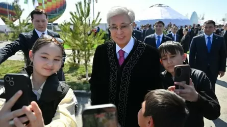 Президент принял участие в народных гуляньях по случаю праздника Наурыз