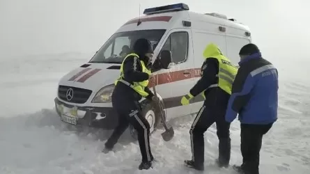 Қарағанды облысында полицейлер ақ түтек боранда 1000 шақты адамды құтқарды