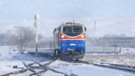 Казахстанские поезда вывезли сотни пассажиров из-за непогоды 