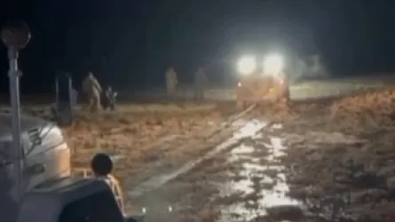 Абай облысында лай құрсауында қалған 4 адам құтқарылды