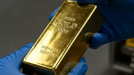 Золото укрепляется на ослаблении инфляционных опасений 