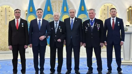 Токаев вручил звание &laquo;Қазақстанның Еңбек Ері&raquo; Ерванду Ильинскому  