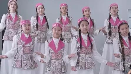 Столичные школьники поддержали трогательный челлендж в преддверии 8 Марта