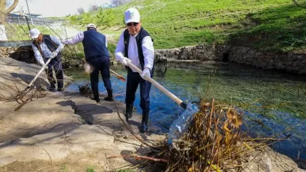 Бектенов принял участие в очистке древнего родника 