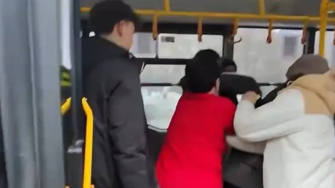 Өскеменде ер адам автобуста кішкентай қыздарға тиіскен