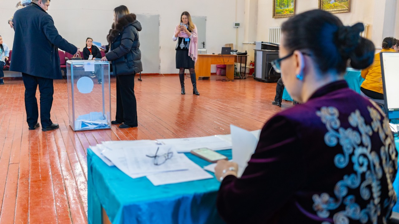 Алматинцы активнее голосуют за Конституцию, чем за АЭС