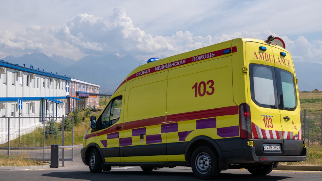 Алматыда мас ер адам дәрігерлерді үйіне қамап, қорқытып, пышақпен қуған