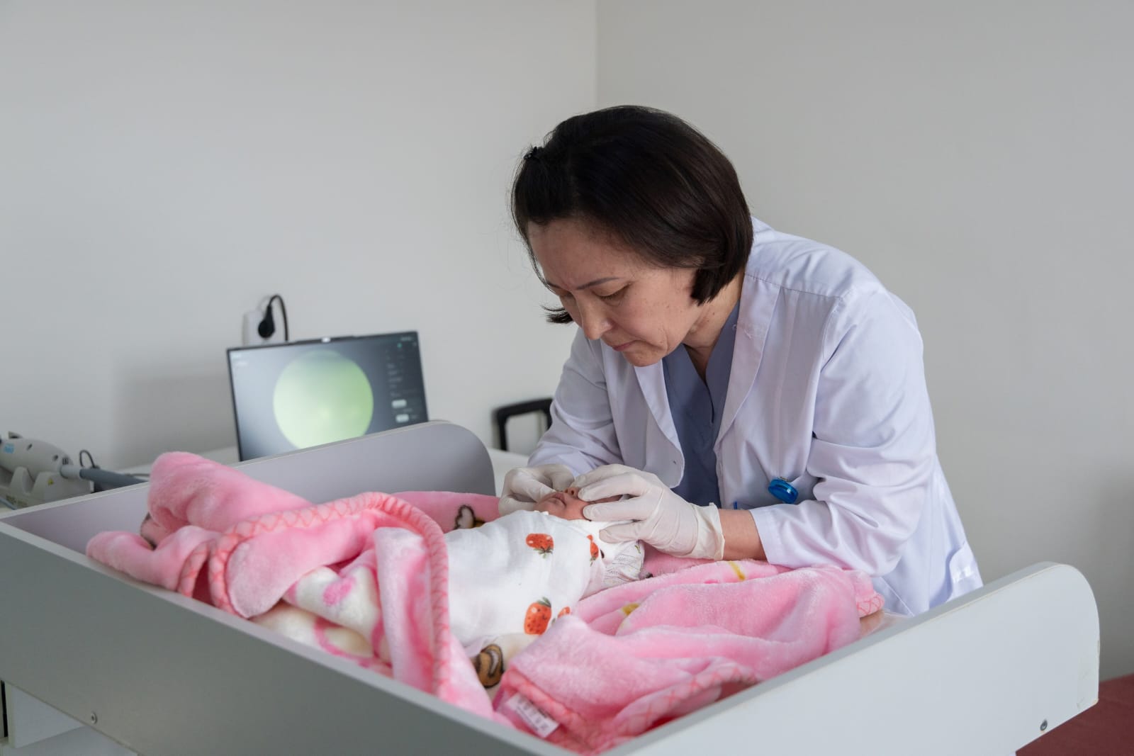 В Туркестане запустили лазерное лечение для спасения зрения недоношенных детей 