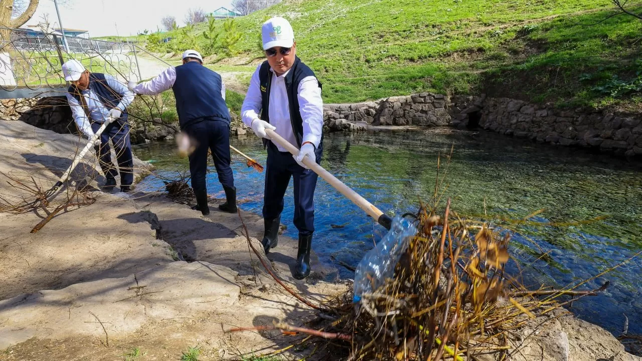 Бектенов принял участие в очистке древнего родника 