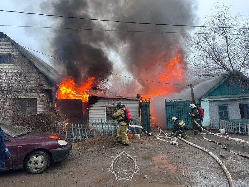 Оралда жанып жатқан үйден әйел адам құтқарылды