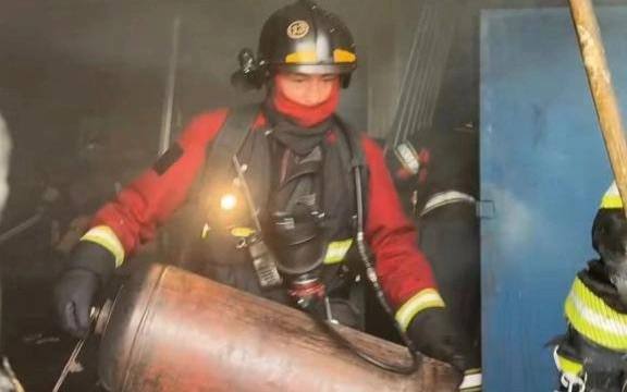 Ақтөбелік өрт сөндірушілер жанып жатқан құрылыстан 10 газ баллонын алып шықты