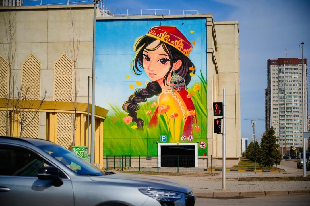 Астанадағы ғимараттардың бірінің қасбетіне жаңа мурал салынды
