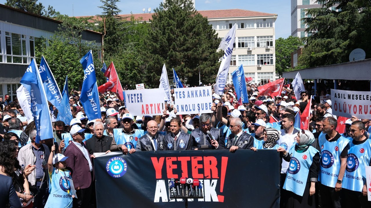 Түркия астанасында ұстаздар білім министрлігі алдына жиналып, наразылық білдірді