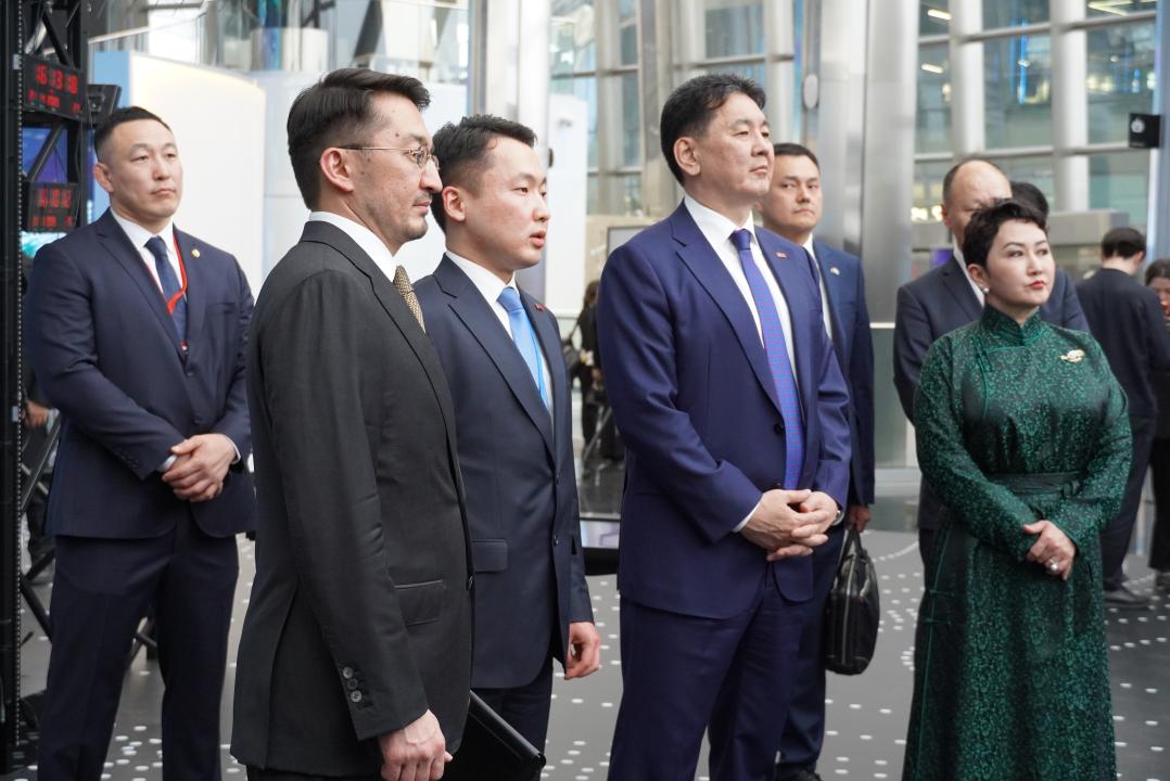 Моңғолия Президенті Ухнаагийн Хурэлсух alem.ai орталығына барды