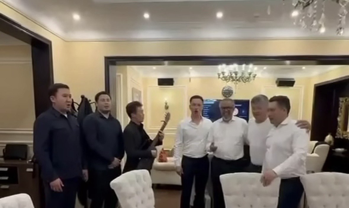 &laquo;Жүрсін Ерманның құдасы&raquo;: Дүниежүзілік денсаулық сақтау ұйымының басшысы қазақша ән шырқады 