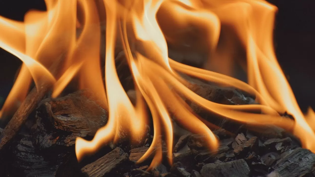 Крупный природный пожар разгорелся в Конаеве