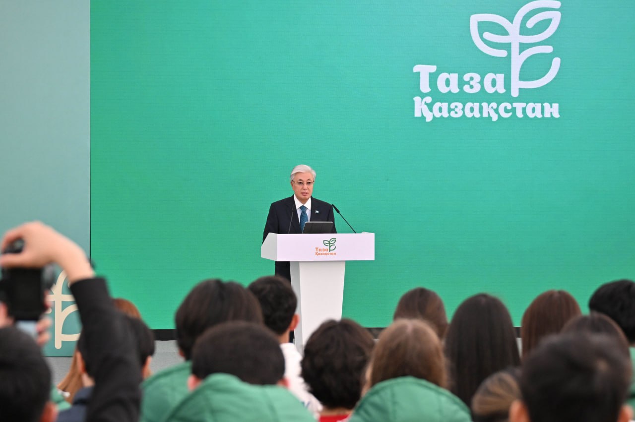 Токаев поручил внедрить "зеленые уроки" в школах