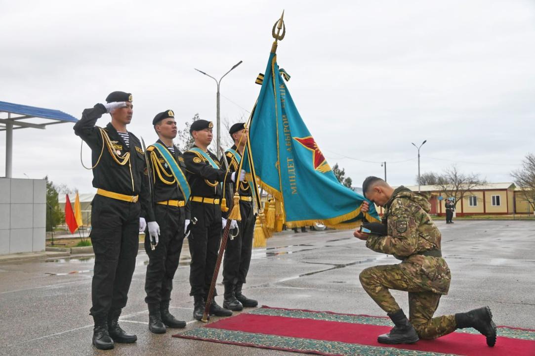 Ақтауда мерзімді қызметін аяқтаған 600 теңіз жаяу әскері Жауынгерлік тумен қоштасты